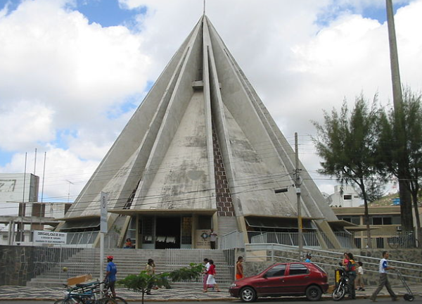 Fiéis lotam igrejas na Quarta-feira de Cinzas
